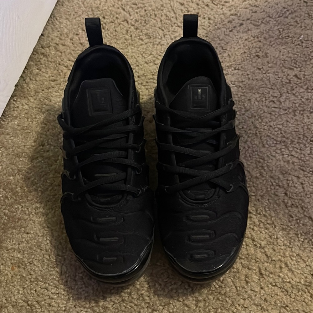 black vapormax plus